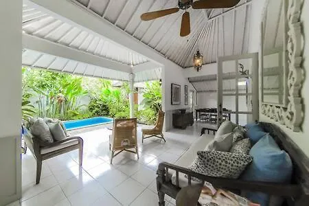 הקונטקטים של Hideaways Seminyak Villa